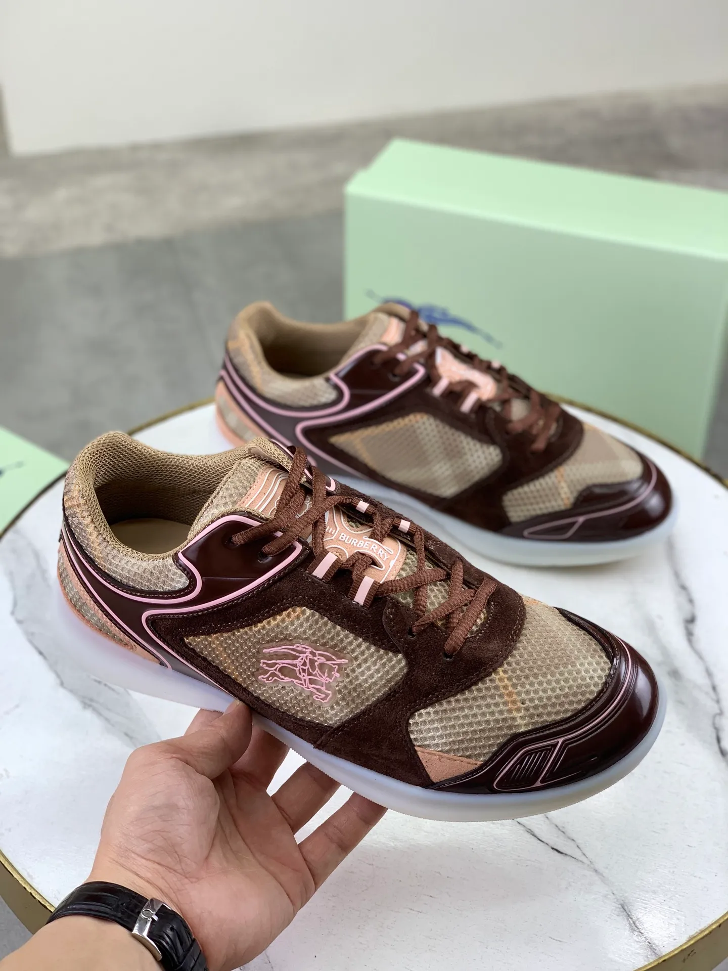 Factory price P720 [BURBERRY] Burberry - High-end quality original order - Upper: imported 🔝 original material - Inner lining: cowhide lining, feet; water-dyed cowhide - Outsole: ultra-light TPR rubber; two-color molded outsole - Ultra-high quality control·Fine workmanship: highlighted (high-end·nobility·grade) -Size: 36-46 for men and women Color: 4️⃣colors available